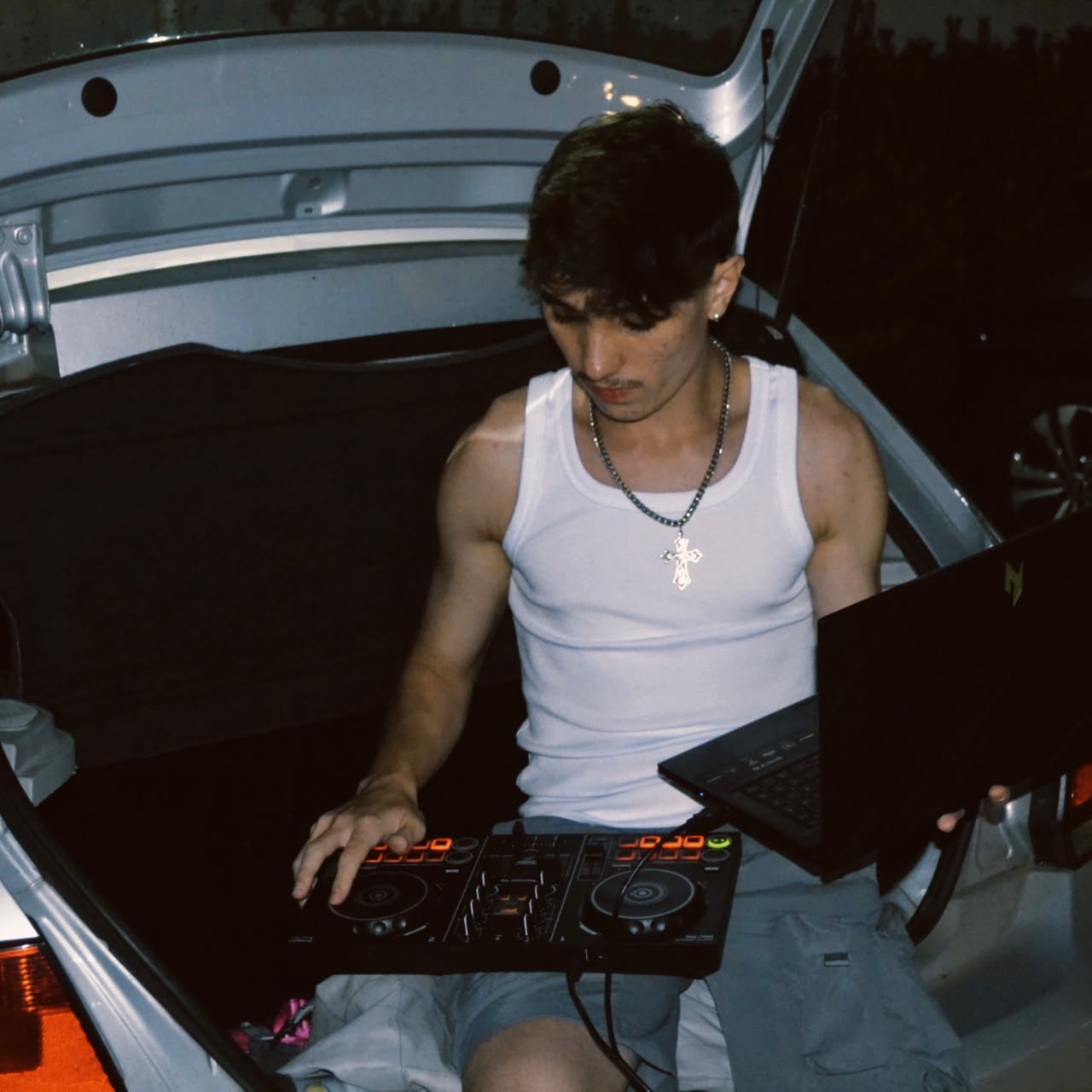 SIDDD mixando no porta-malas do carro