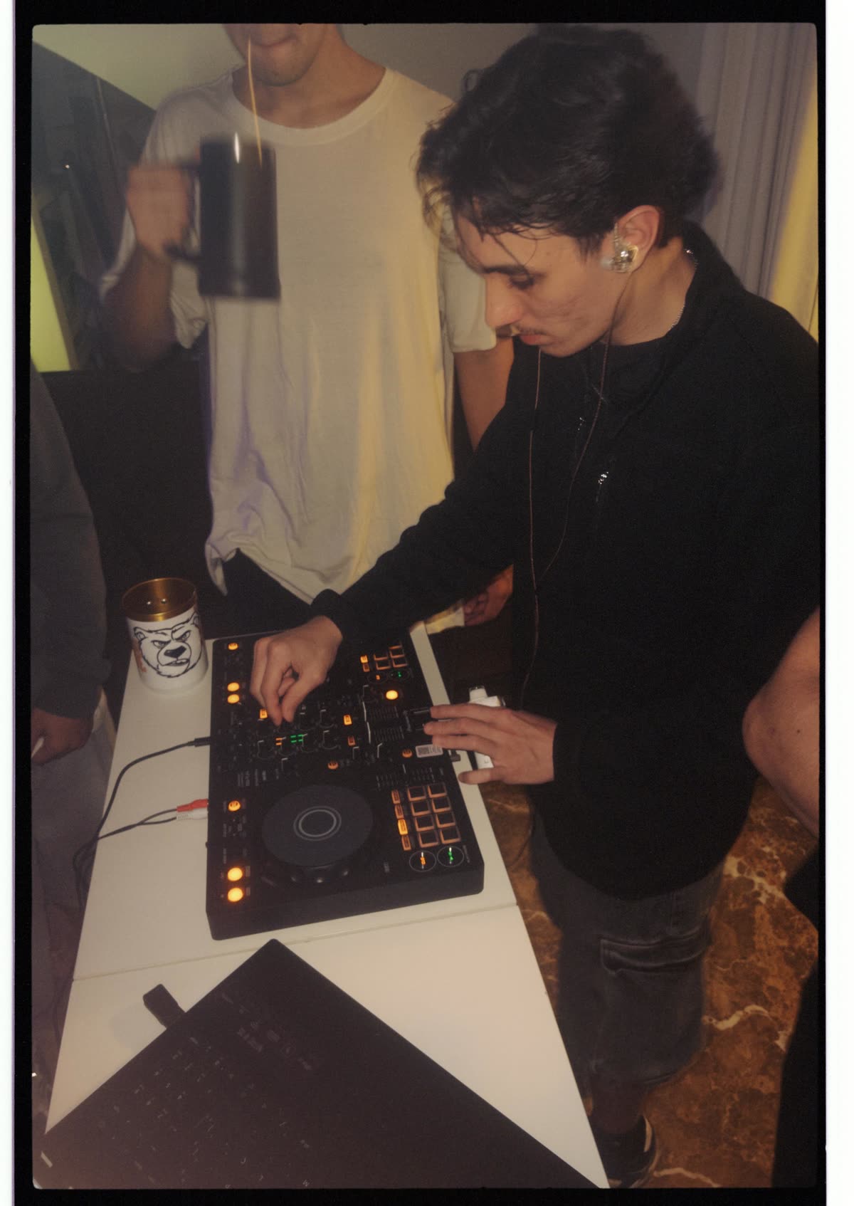 SIDDD mixando na controladora, cercado de amigos